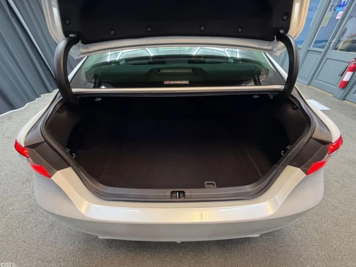 Toyota Camry Saloon, Petrol Hybrid, 2019, White