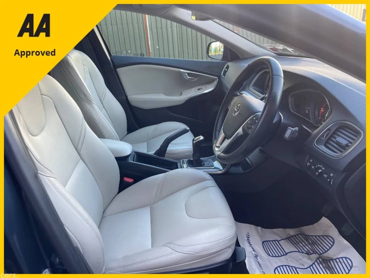 Volvo V40 Hatchback, Diesel, 2017, Blue