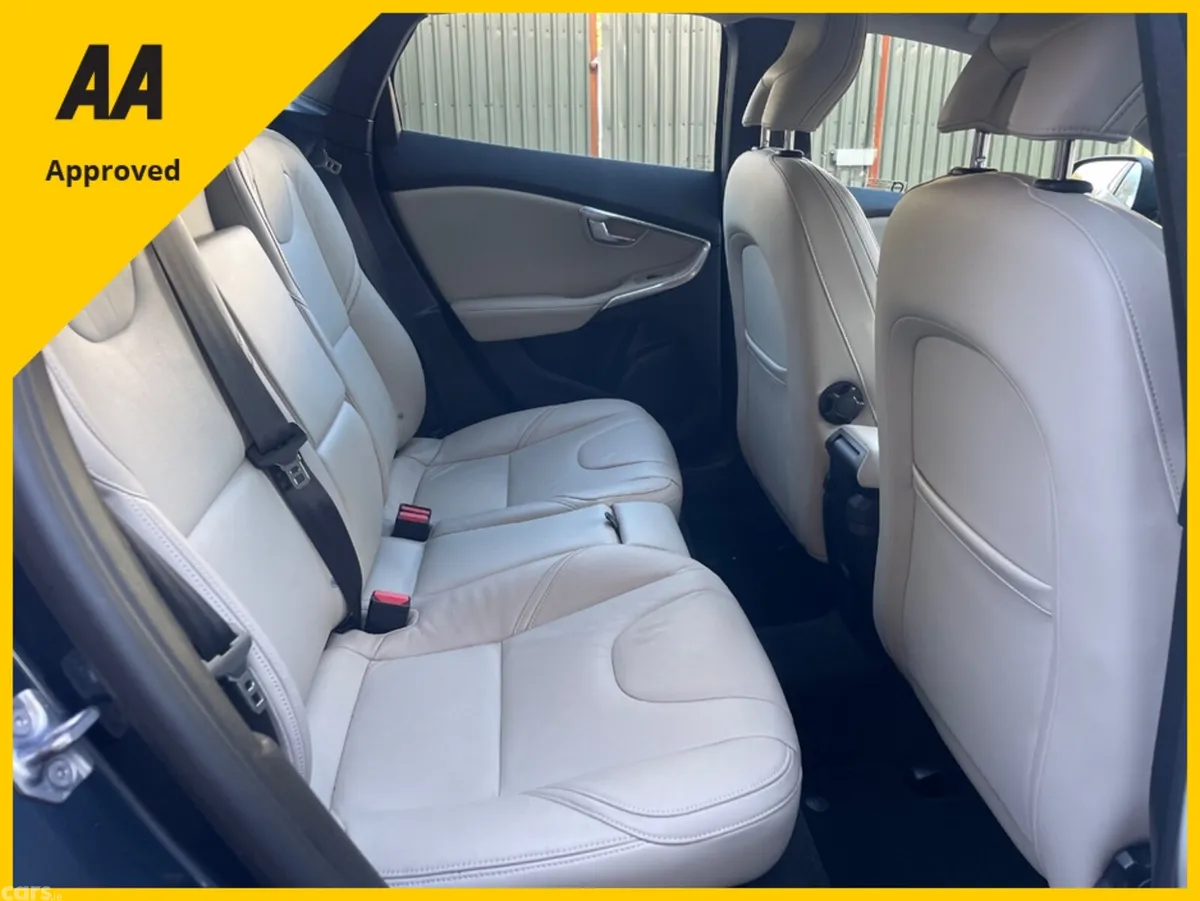 Volvo V40 Hatchback, Diesel, 2017, Blue