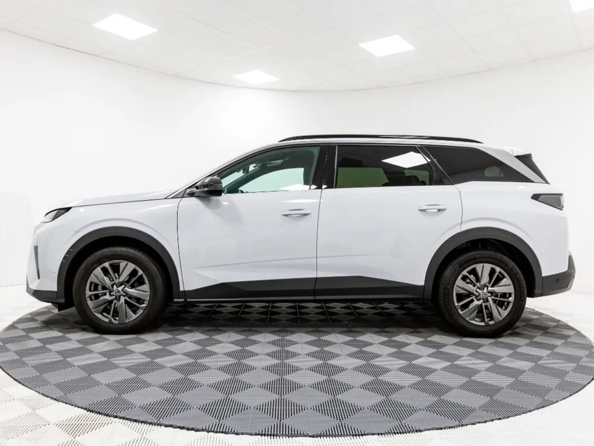 Peugeot 5008 SUV, Petrol, 2026, White