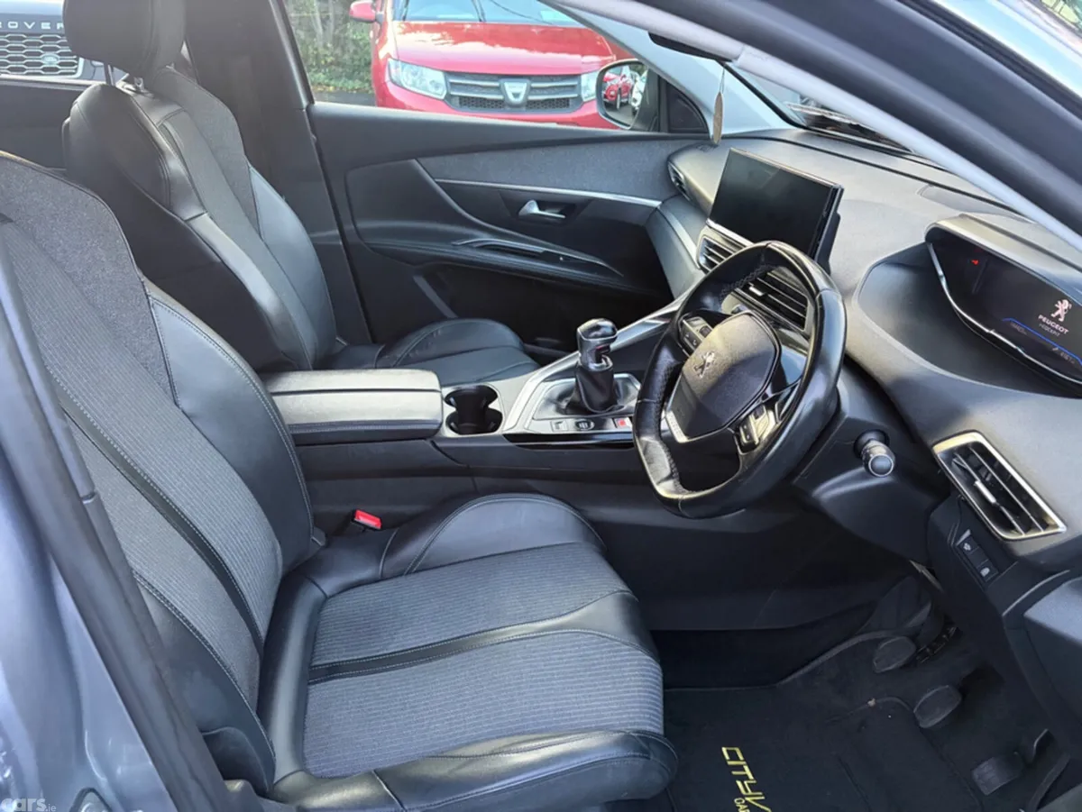 Peugeot 5008 MPV, Diesel, 2022, Grey