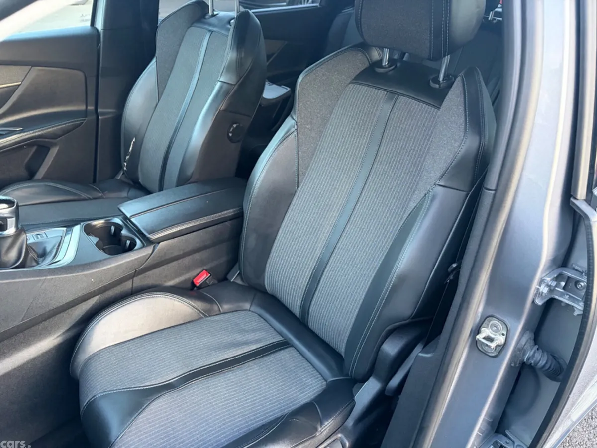 Peugeot 5008 MPV, Diesel, 2022, Grey