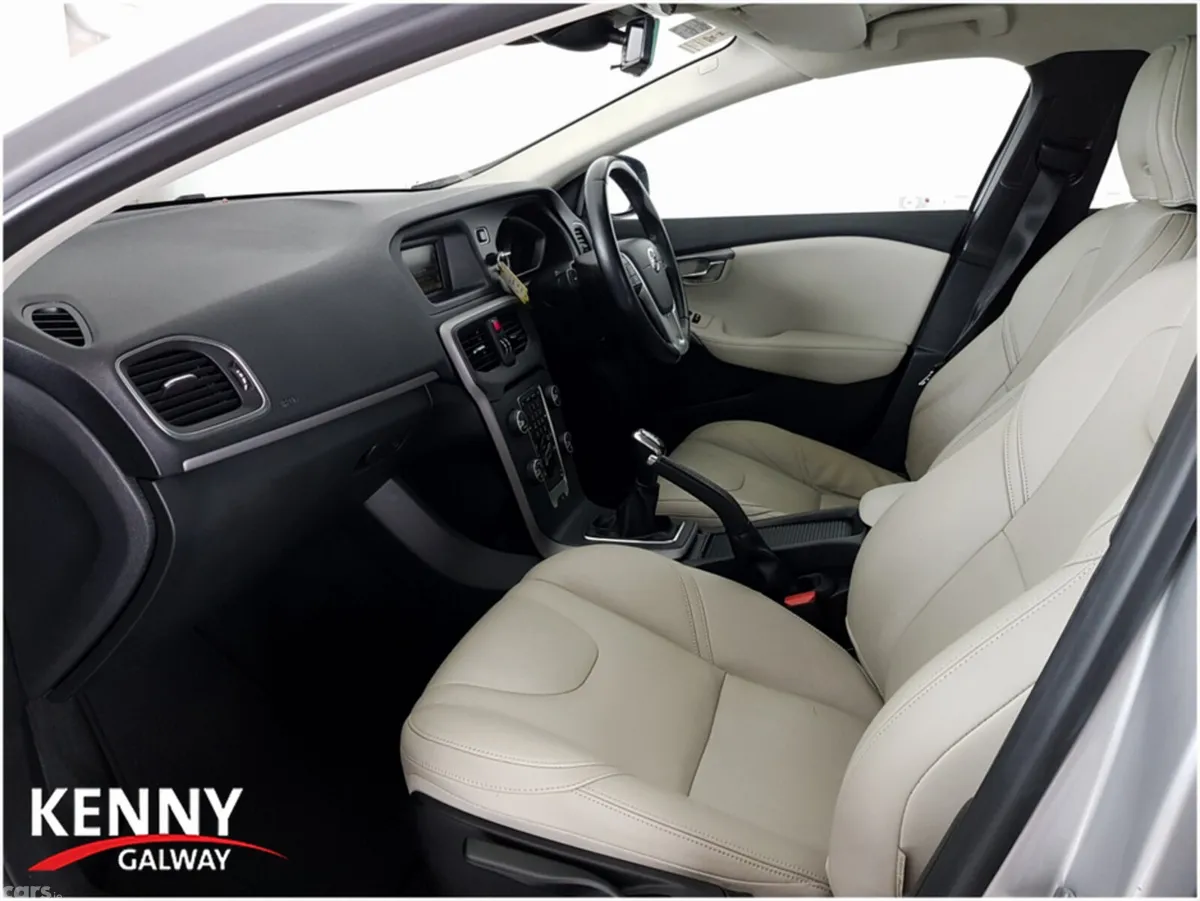 Volvo V40 Hatchback, Diesel, 2015, Silver