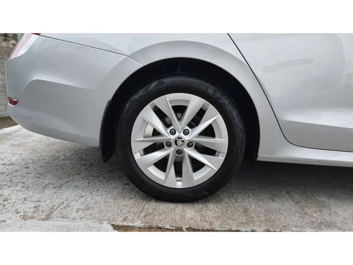 Skoda Octavia Saloon, Petrol, 2024, Silver