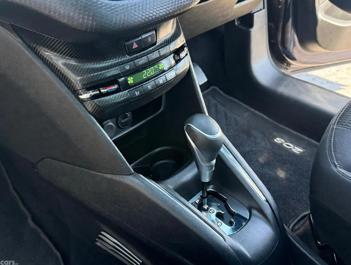Peugeot 208 Hatchback, Petrol, 2017, Blue