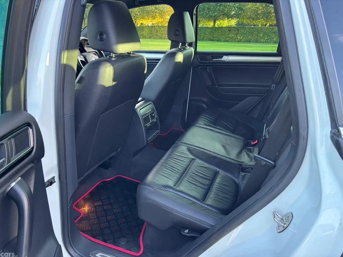 Volkswagen Touareg SUV, Diesel, 2015, White