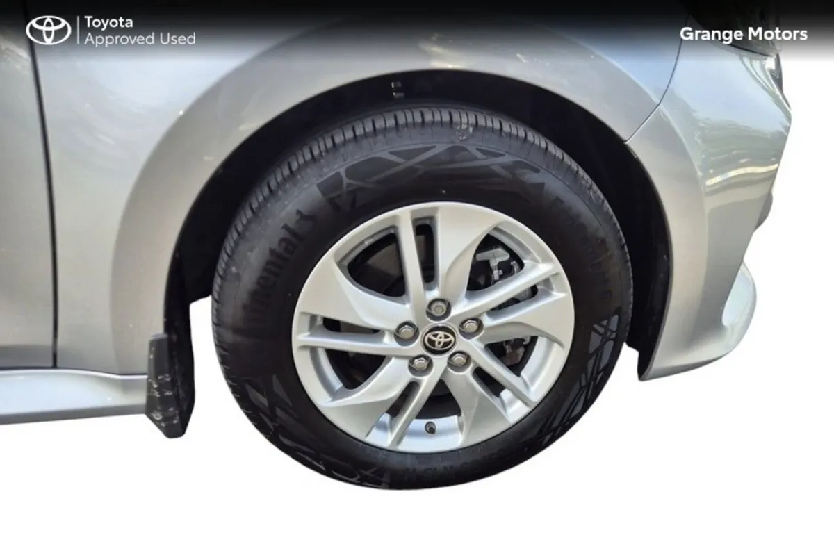 Toyota Yaris Hatchback, Petrol Hybrid, 2024, Silver