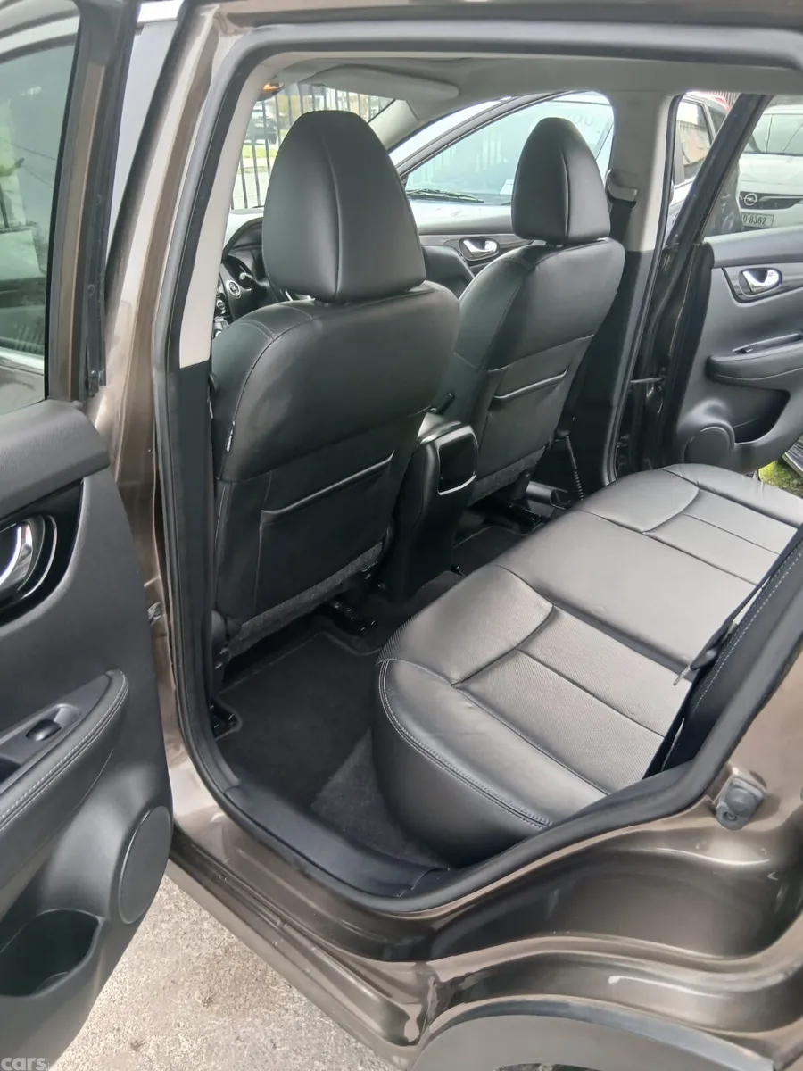 Nissan Qashqai Hatchback, Diesel, 2014, Brown