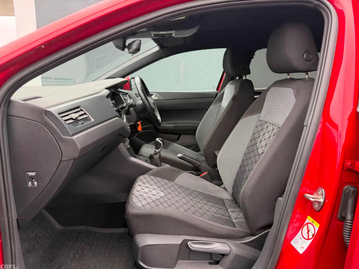 Volkswagen Taigo MPV, Petrol, 2022, Red