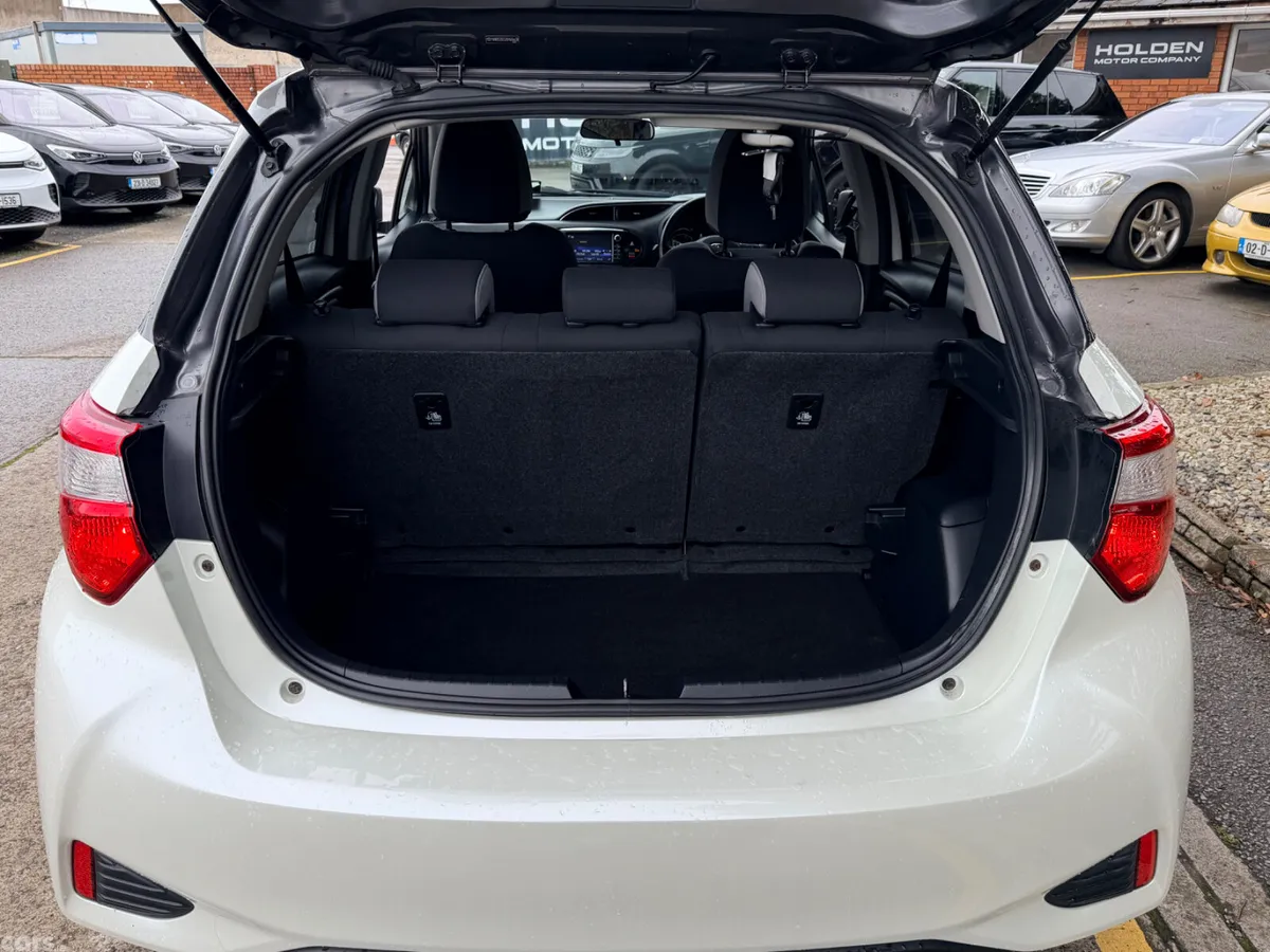 Toyota Yaris MPV, Petrol Hybrid, 2020, White