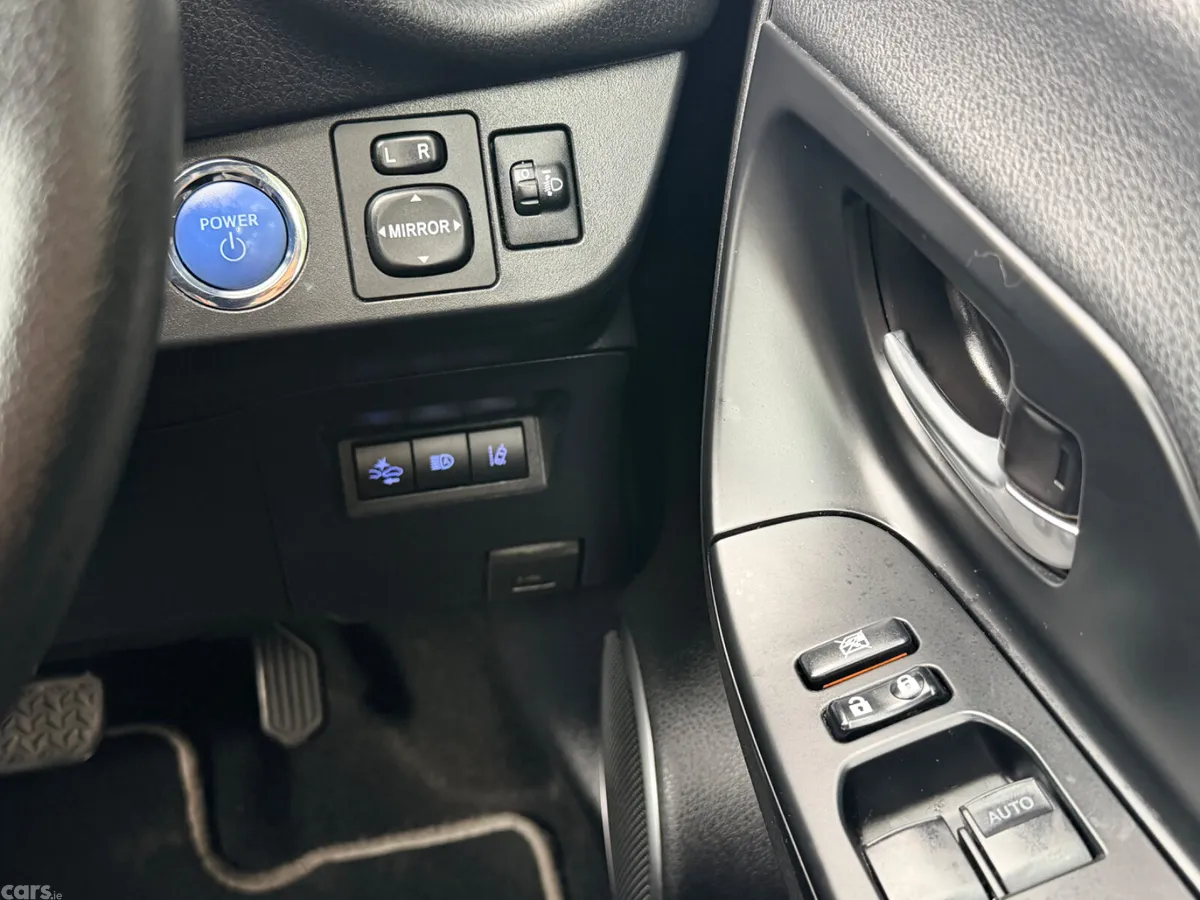 Toyota Yaris MPV, Petrol Hybrid, 2020, White