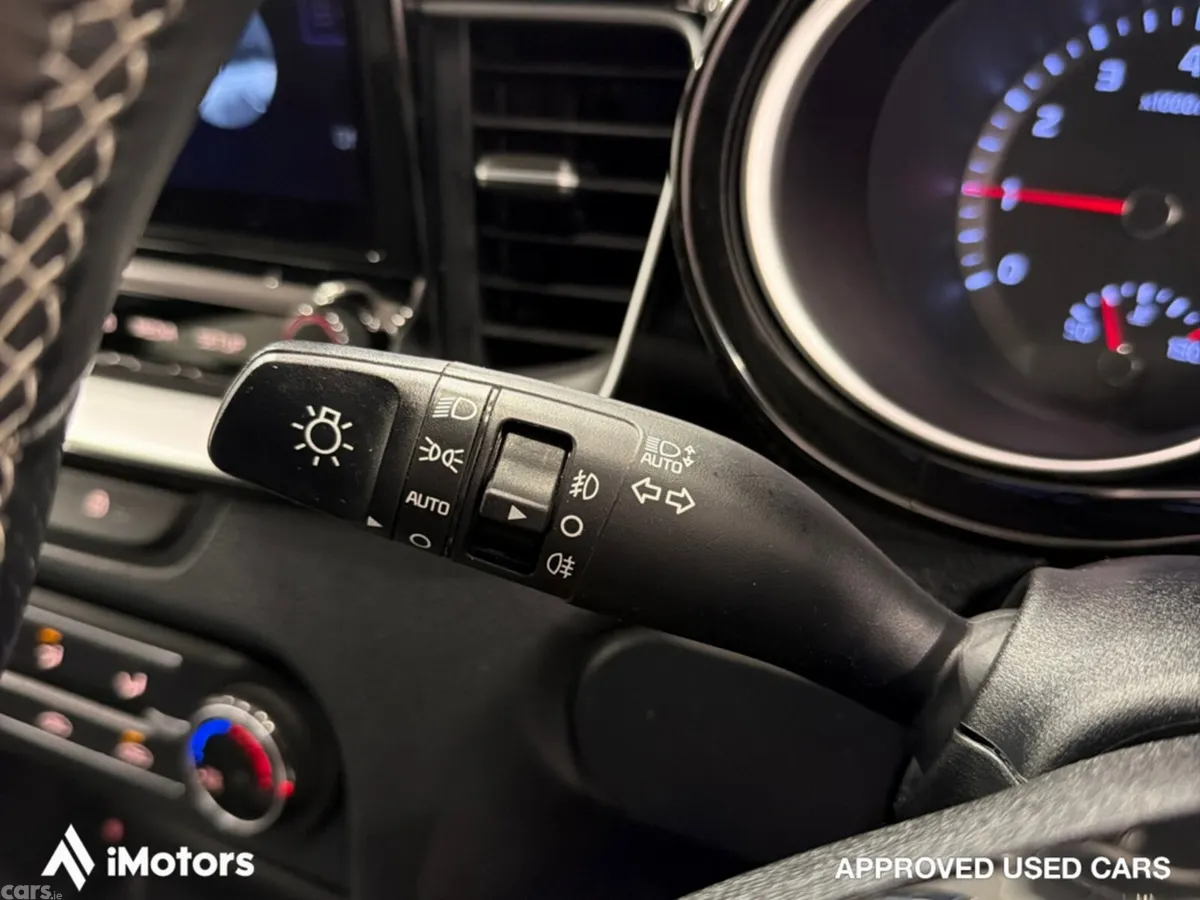 Kia Ceed Hatchback, Petrol, 2022, Red