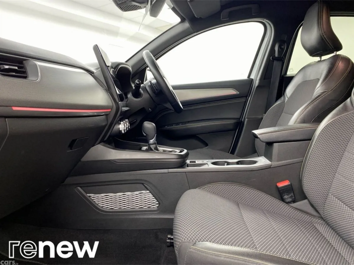 Renault Arkana Hatchback, Petrol Hybrid, 2025, White