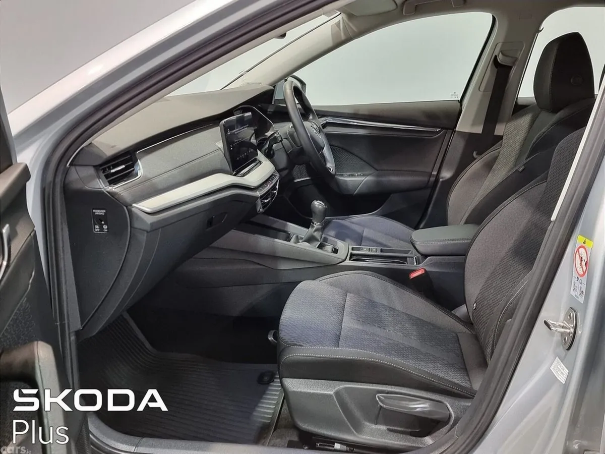 Skoda Octavia Saloon, Petrol, 2023, Silver