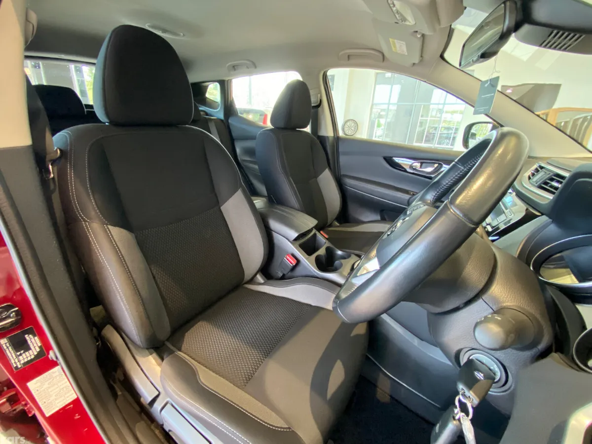 Nissan Qashqai Hatchback, Diesel, 2019, Red