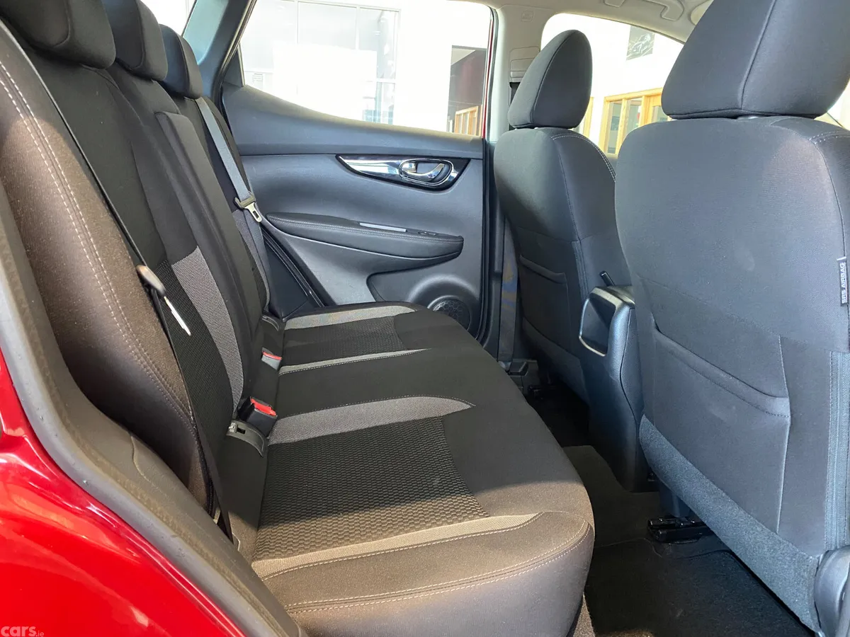 Nissan Qashqai Hatchback, Diesel, 2019, Red