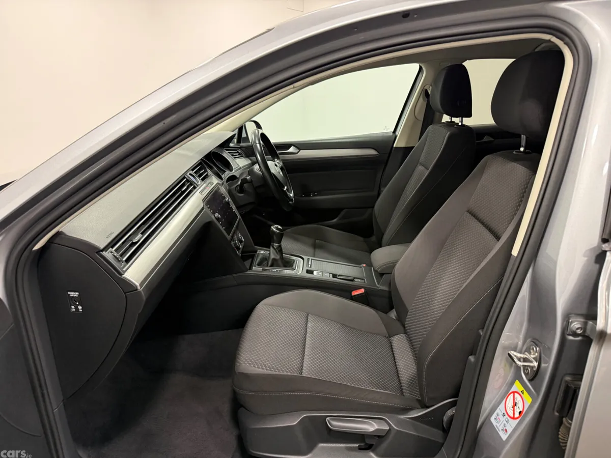 Volkswagen Passat Saloon, Diesel, 2018, Silver
