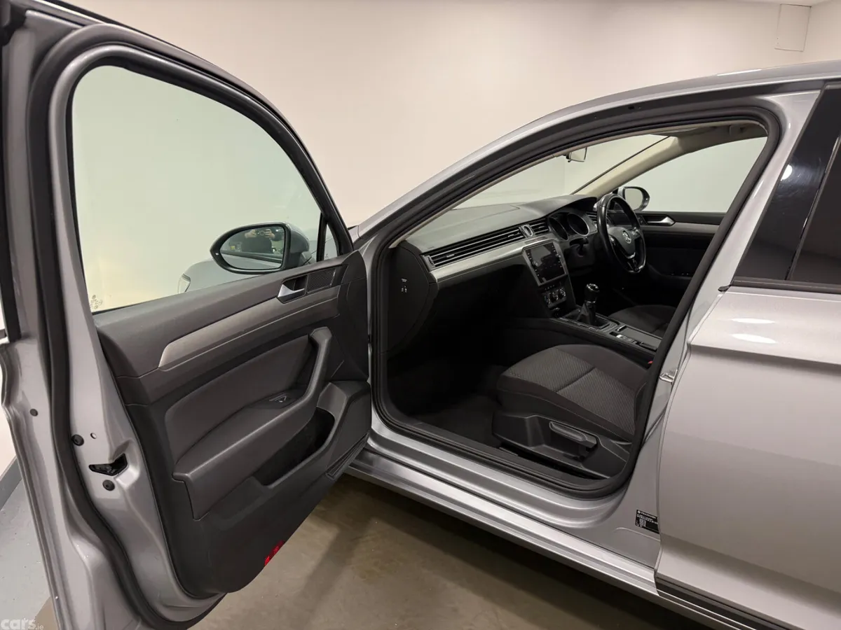 Volkswagen Passat Saloon, Diesel, 2018, Silver