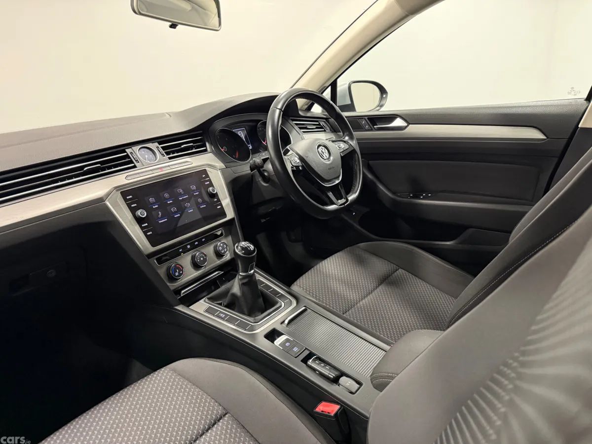 Volkswagen Passat Saloon, Diesel, 2018, Silver