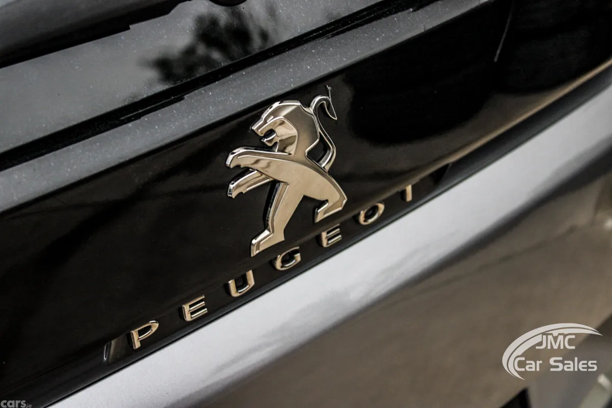 Peugeot 5008 MPV, Diesel, 2024, Grey