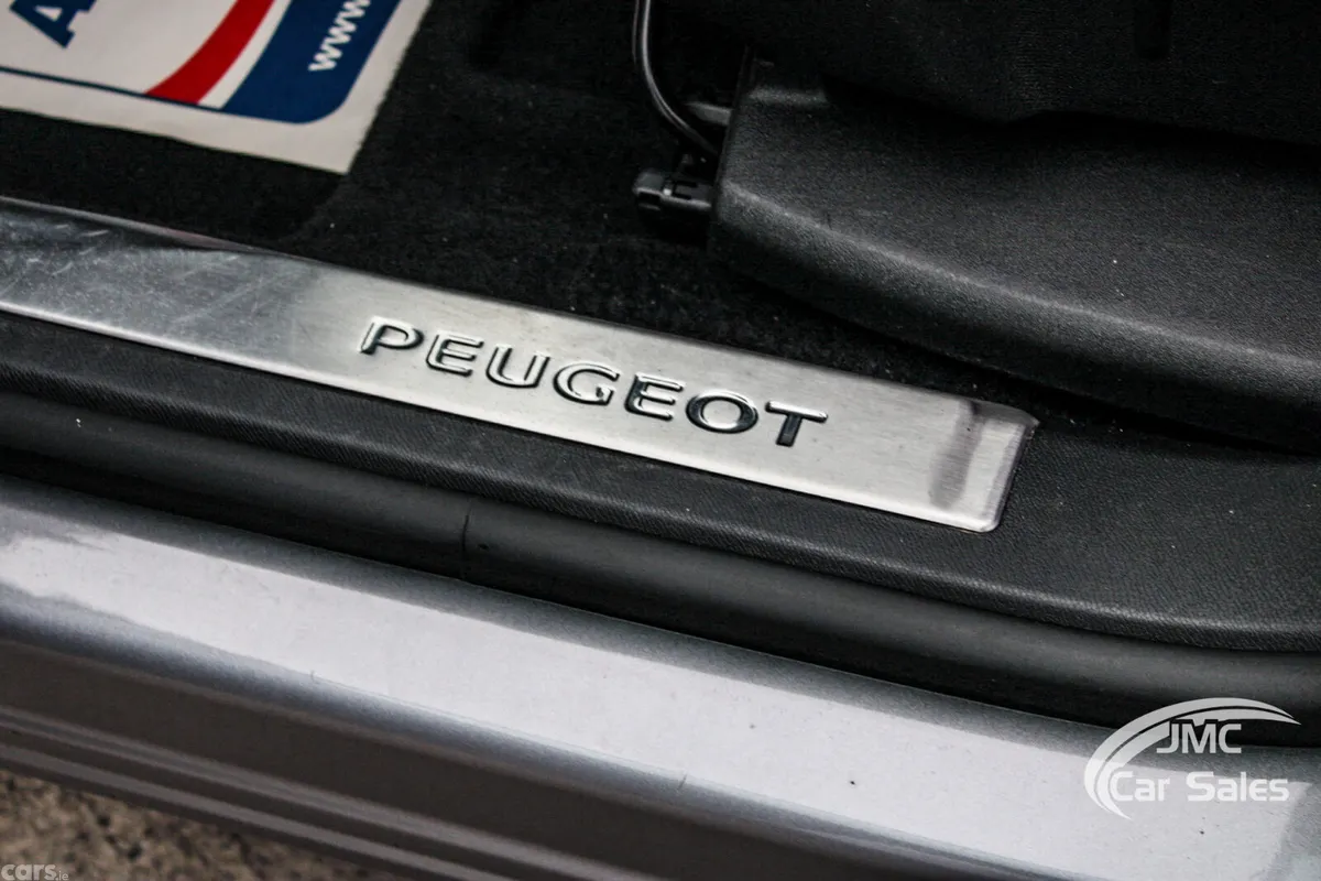 Peugeot 5008 MPV, Diesel, 2024, Grey