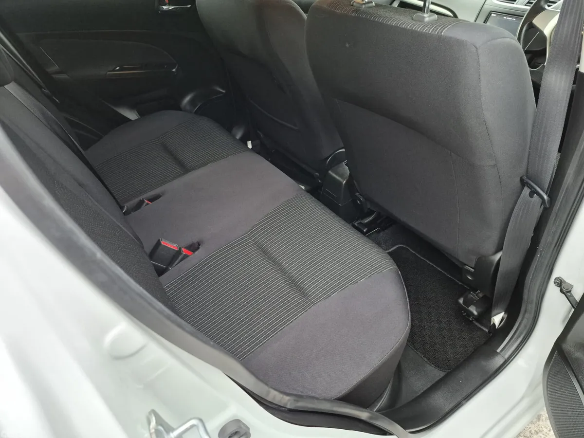 Suzuki Swift Hatchback, Petrol, 2014, Silver