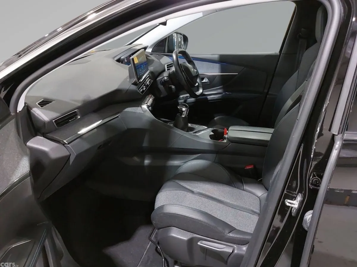 Peugeot 5008 MPV, Petrol, 2022, Black