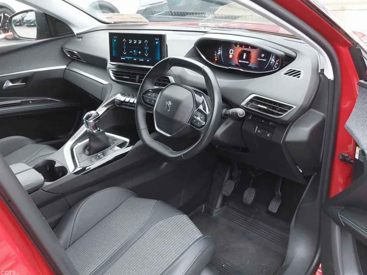 Peugeot 5008 MPV, Petrol, 2022, Red