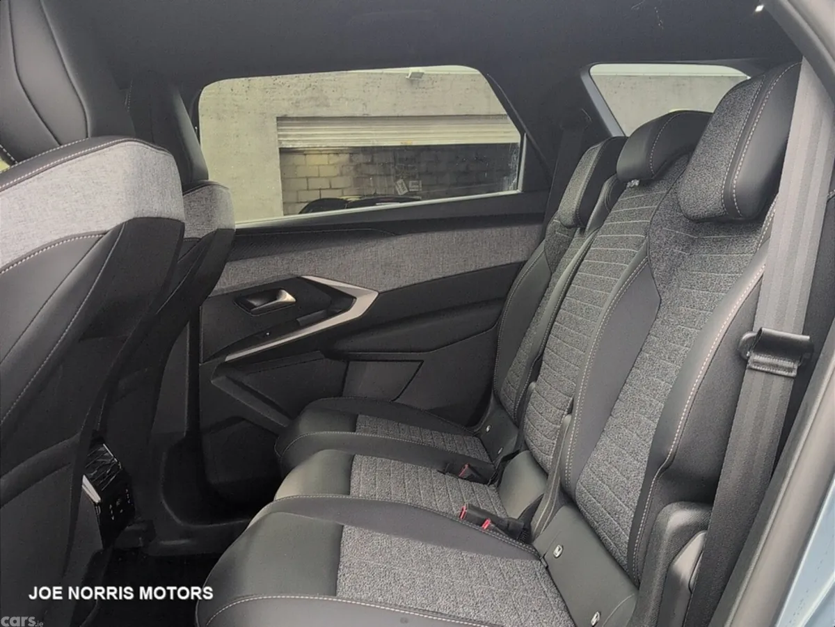 Peugeot 5008 MPV, Petrol, 2026, Grey