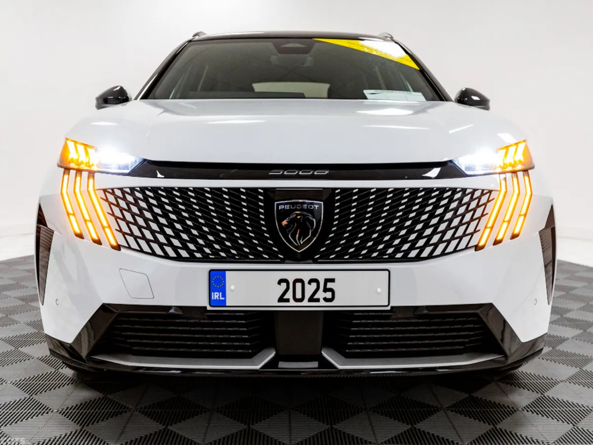 Peugeot 5008 SUV, Electric, 2025, White