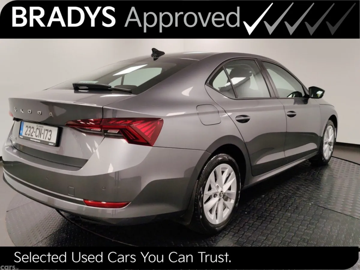 Skoda Octavia Hatchback, Diesel, 2023, Grey