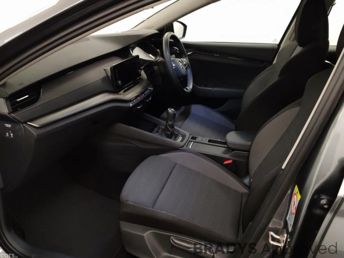 Skoda Octavia Hatchback, Diesel, 2023, Grey