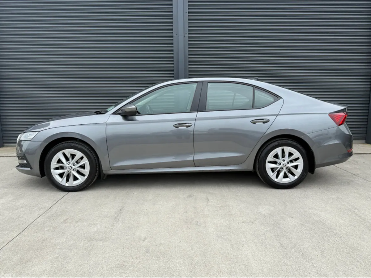 Skoda Octavia Saloon, Diesel, 2023, Grey