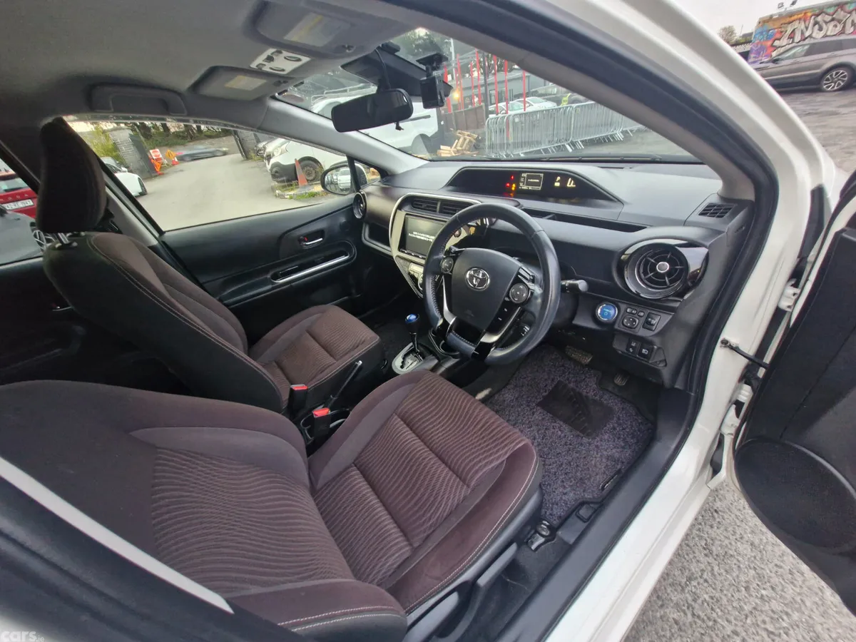 Toyota Aqua Hatchback, Petrol Hybrid, 2017, White