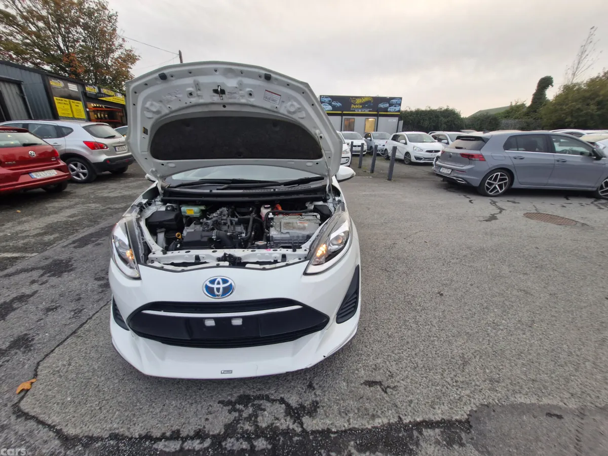 Toyota Aqua Hatchback, Petrol Hybrid, 2017, White