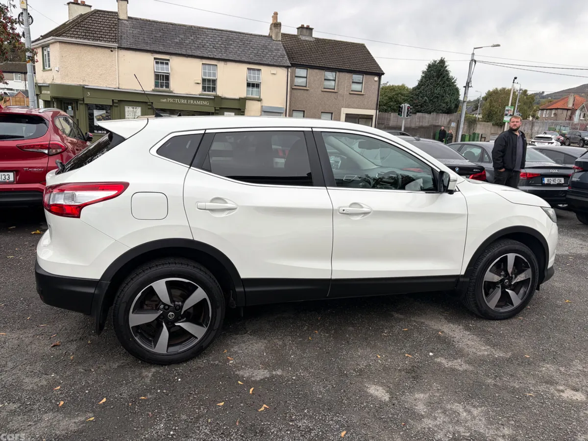 Nissan Qashqai Hatchback, Petrol, 2016, White
