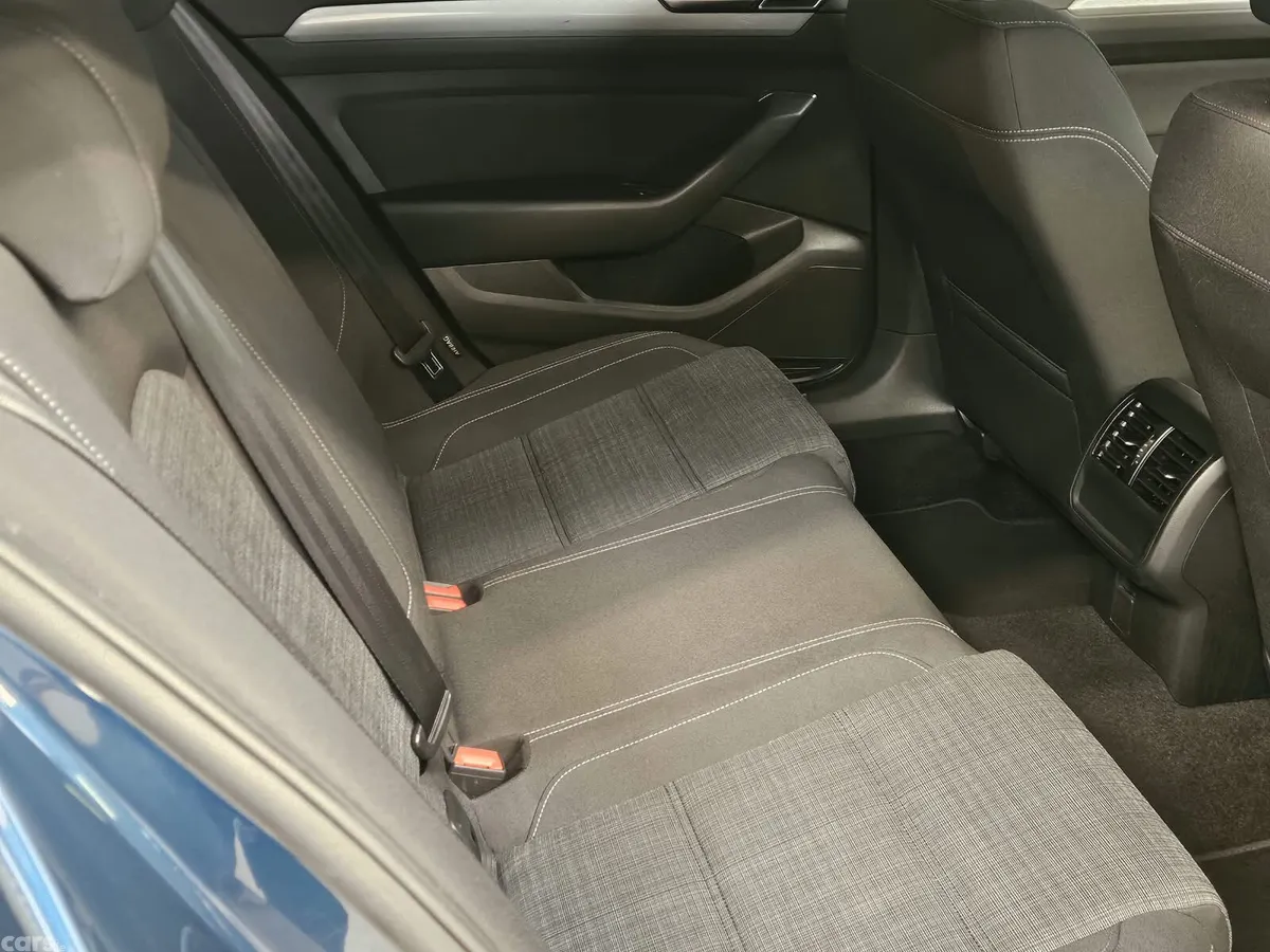 Volkswagen Passat Saloon, Diesel, 2022, Blue
