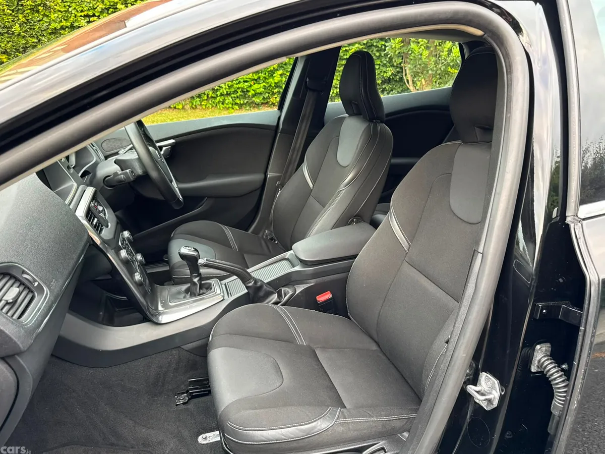Volvo V40 Hatchback, Diesel, 2015, Black