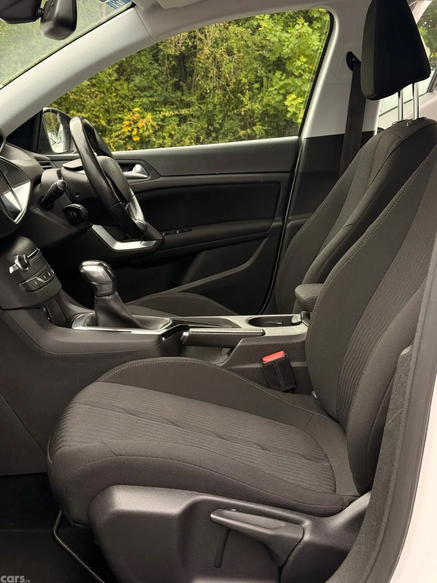 Peugeot 308 Hatchback, Petrol, 2014, White