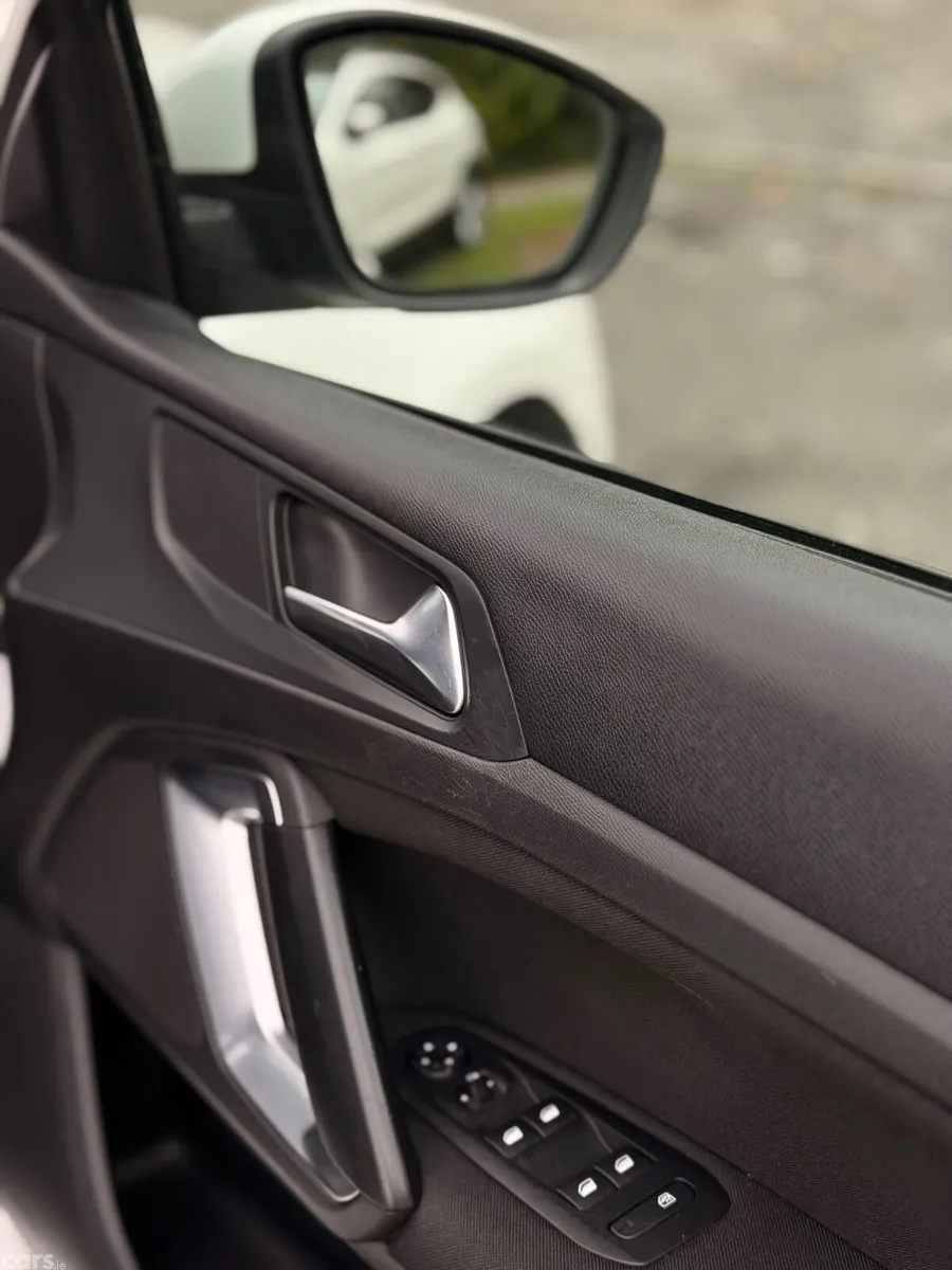 Peugeot 308 Hatchback, Petrol, 2014, White