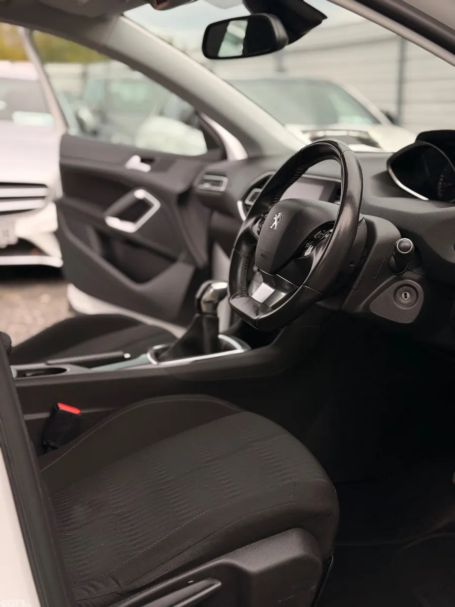 Peugeot 308 Hatchback, Petrol, 2014, White