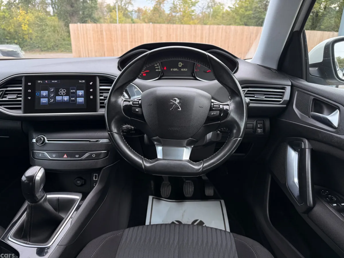 Peugeot 308 Hatchback, Petrol, 2014, White