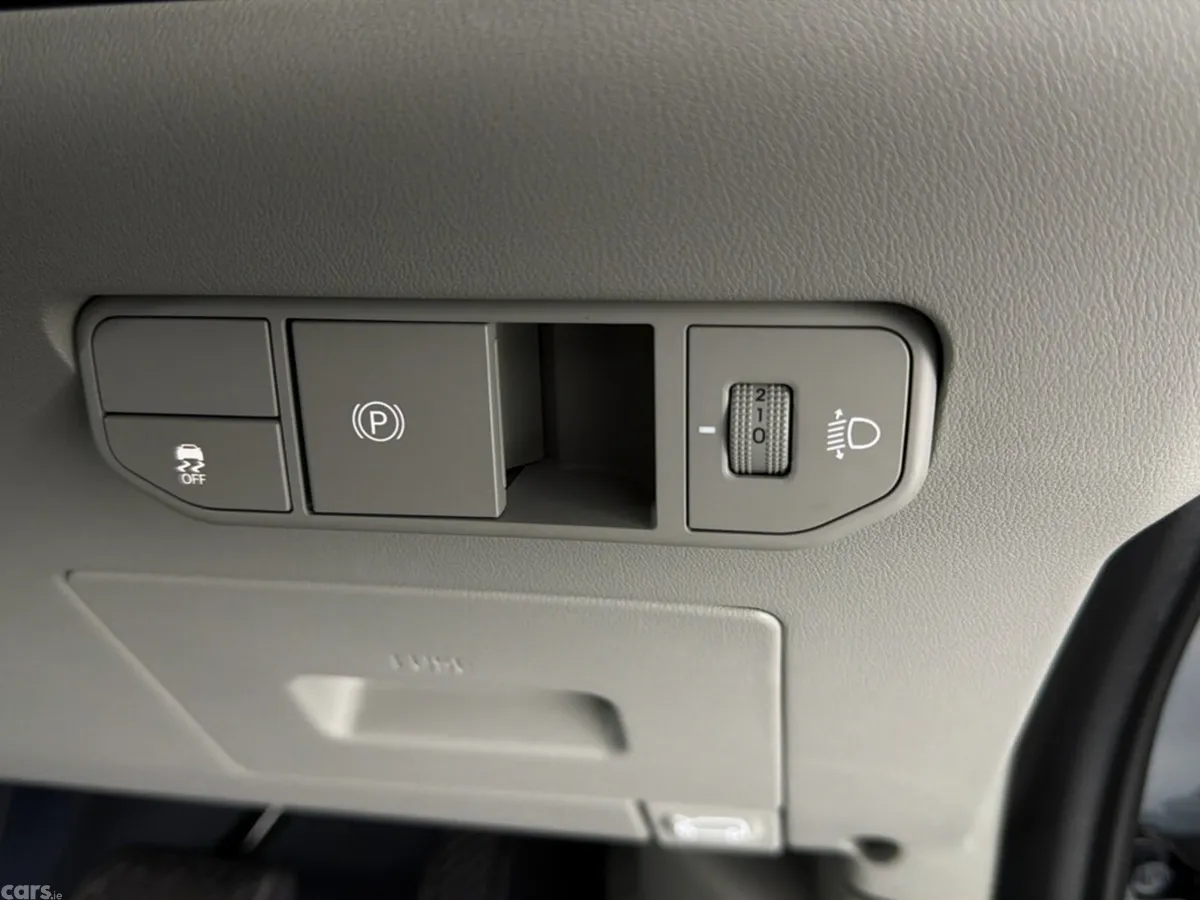 Kia PV5 Minibus, Electric, 2026, Grey