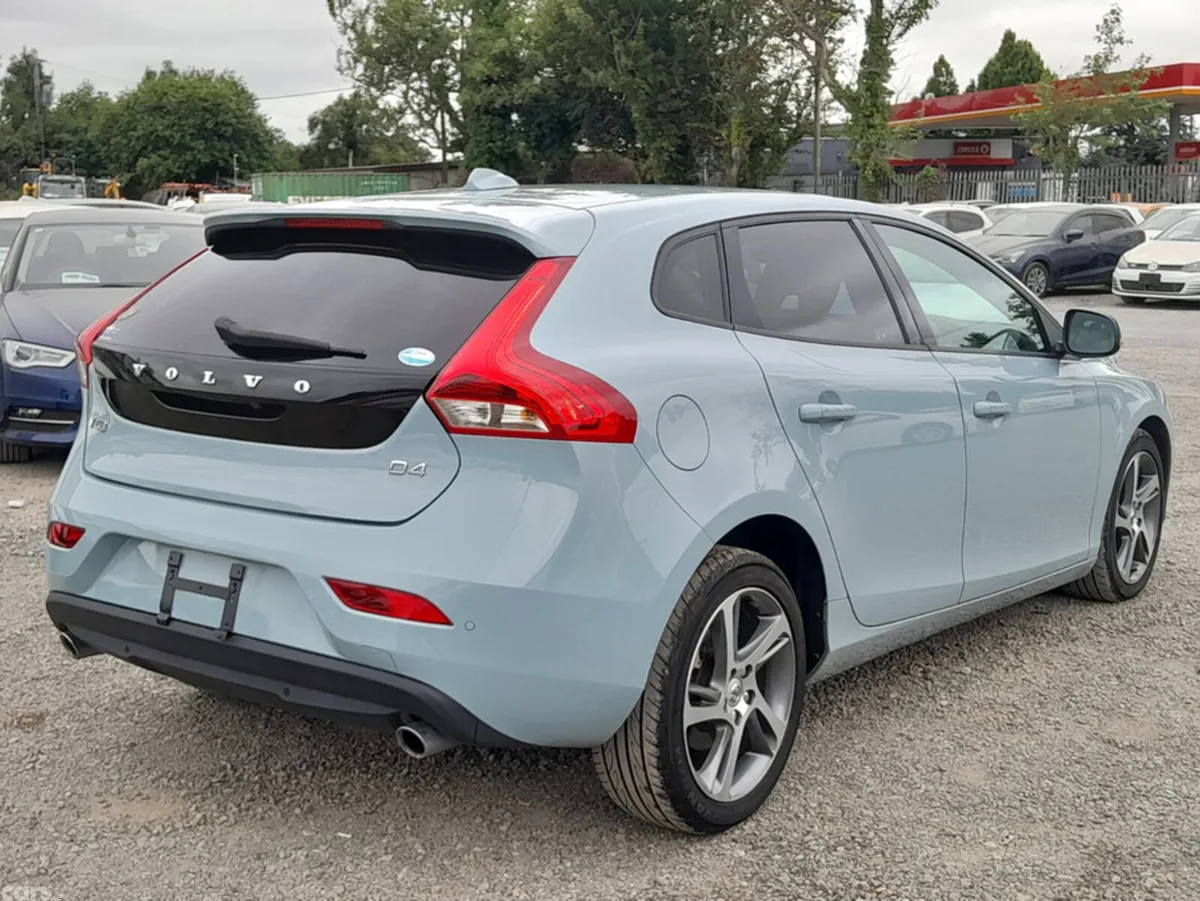 Volvo V40 Hatchback, Diesel, 2018, Green