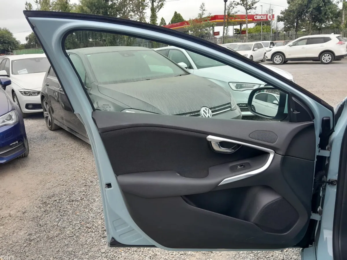Volvo V40 Hatchback, Diesel, 2018, Green