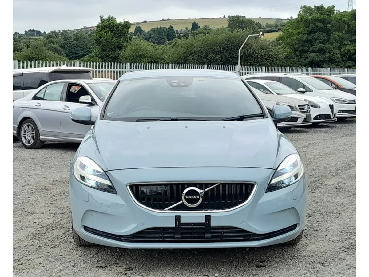 Volvo V40 Hatchback, Diesel, 2018, Green