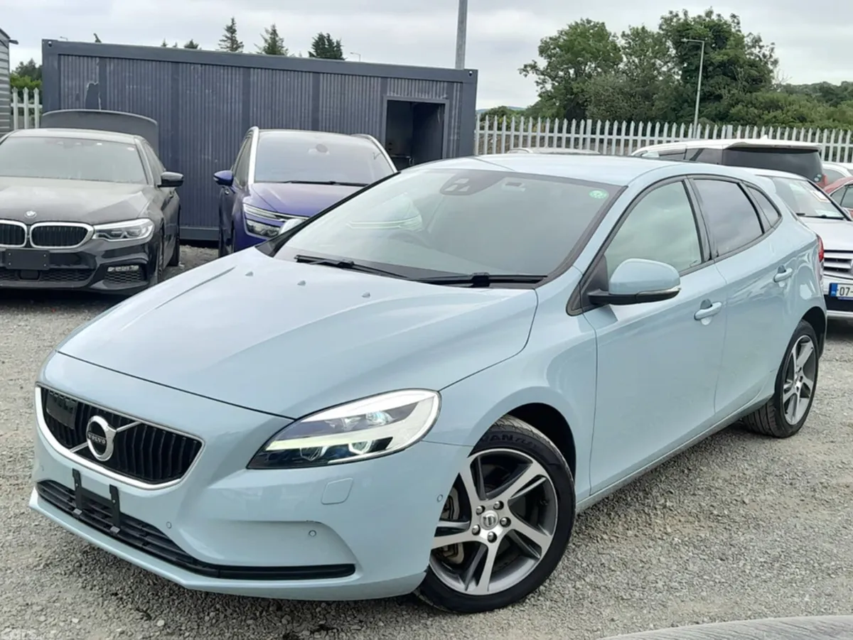 Volvo V40 Hatchback, Diesel, 2018, Green