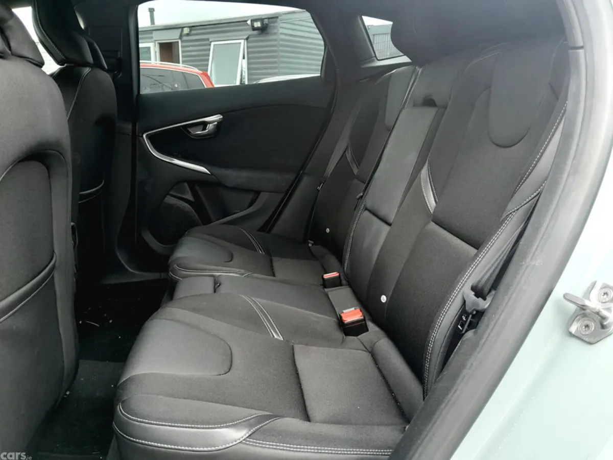 Volvo V40 Hatchback, Diesel, 2018, Green