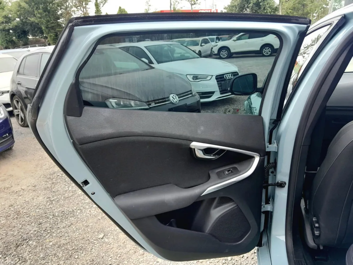 Volvo V40 Hatchback, Diesel, 2018, Green