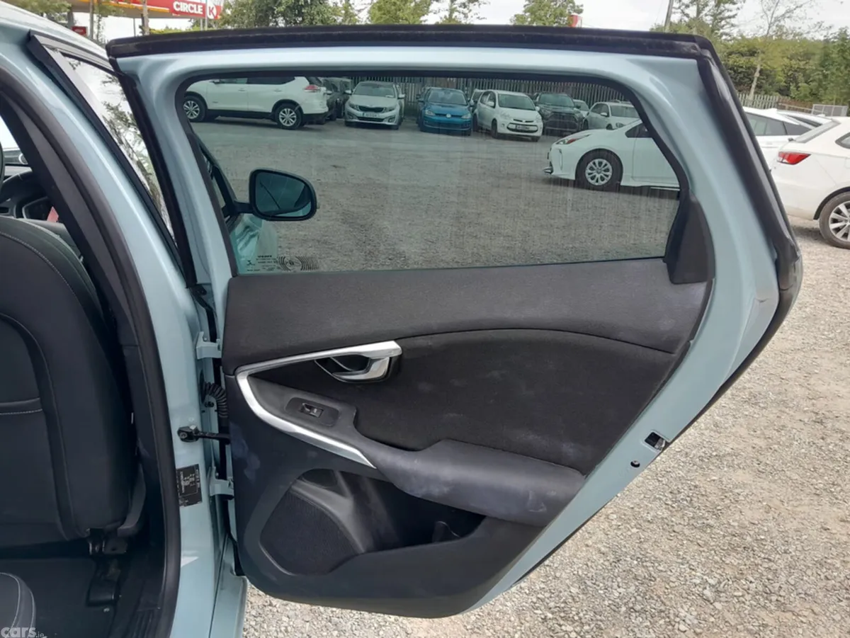 Volvo V40 Hatchback, Diesel, 2018, Green